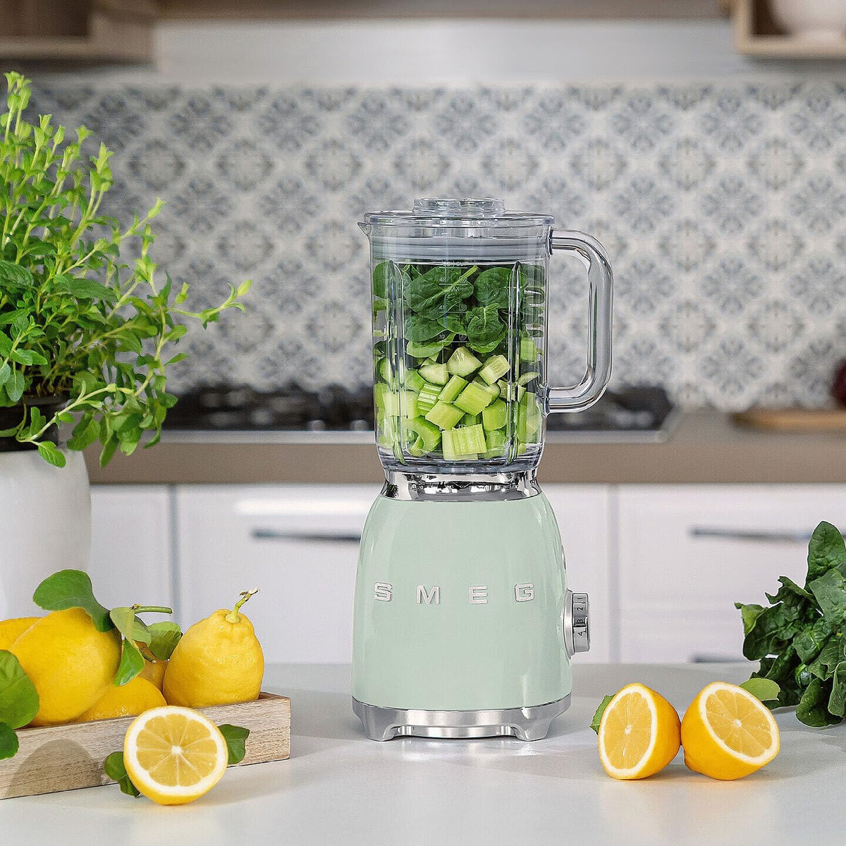 Backwash-style blender - 600-watt countertop blender, equipped with a 48-ounce BPA-free capacity container, featuring 3 speed modes and pulse function, ice crushing function and juice blending function - adopts the 50th anniversary design style - gen