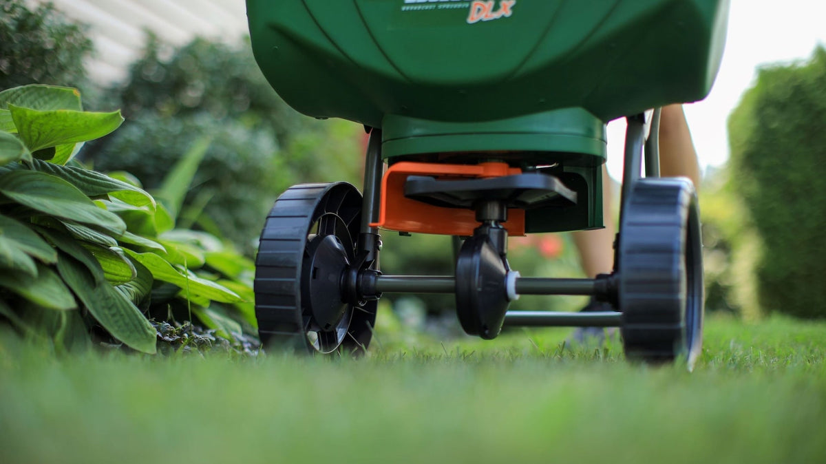 Turf Builder Deluxe Edgeguard Broadcast Spreader, 15,000 sq. ft.