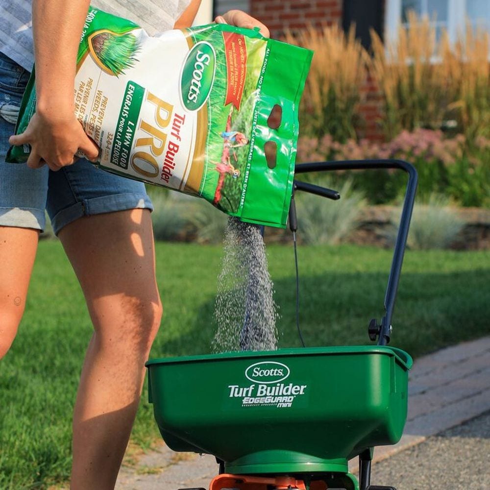 Turf Builder PRO Lawn Fertilizer, 400-m2